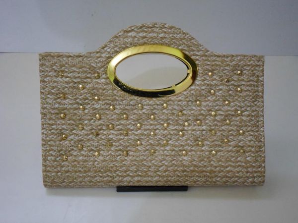 carteira palha com tachas